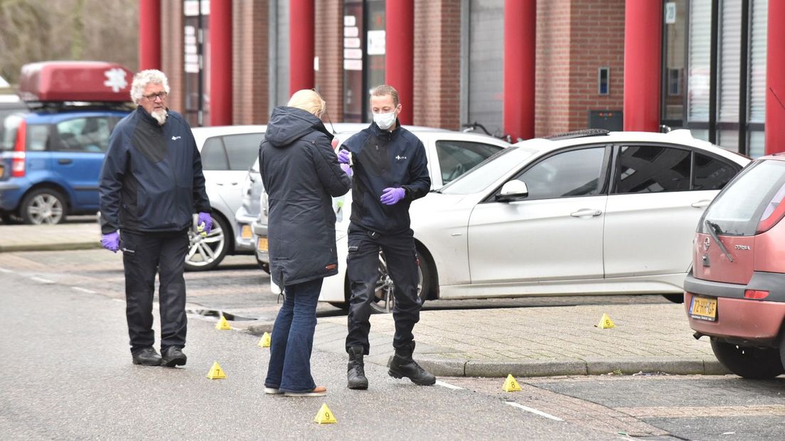Agenten doen onderzoek.
