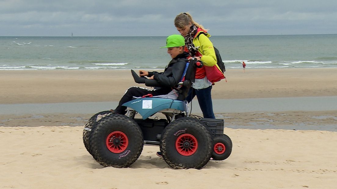 Genietend op het strand met de Cadweazle