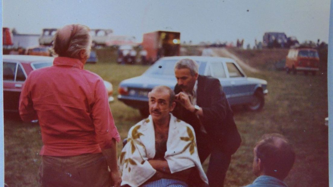 Sean Connery bij de kapper tussen de opnames door. Regisseur Richard Attenborough is met hem in gesprek.