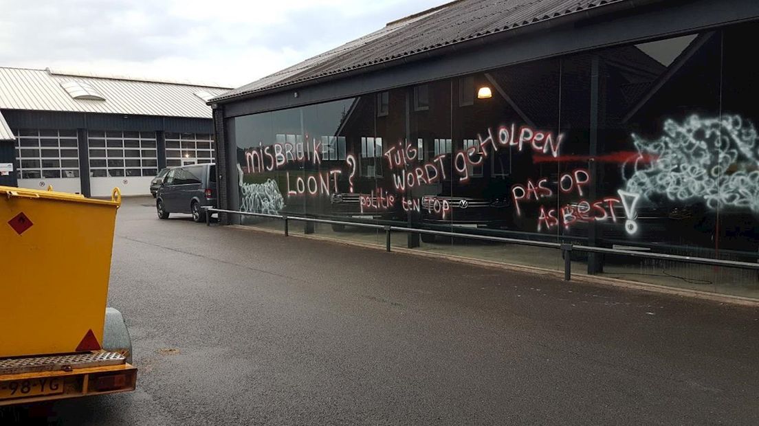 Showroom Autohandelaar Lenferink Voor Derde Keer In één Week Beklad ...