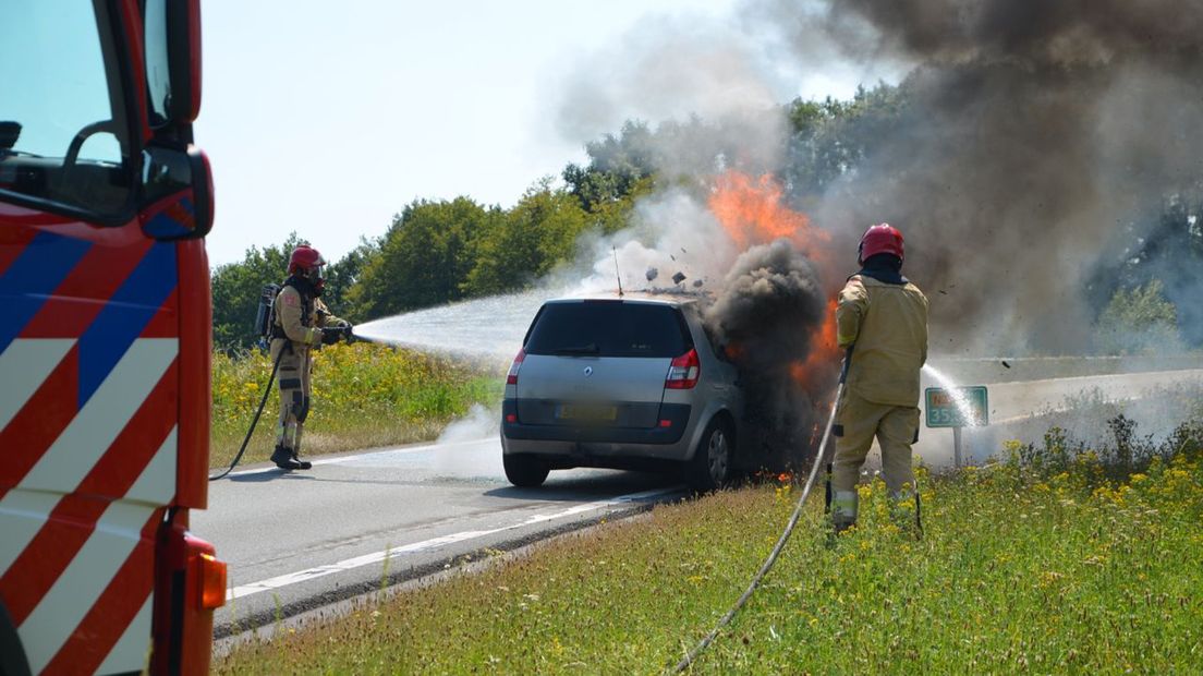 De vlammen sloegen uit de motorkap