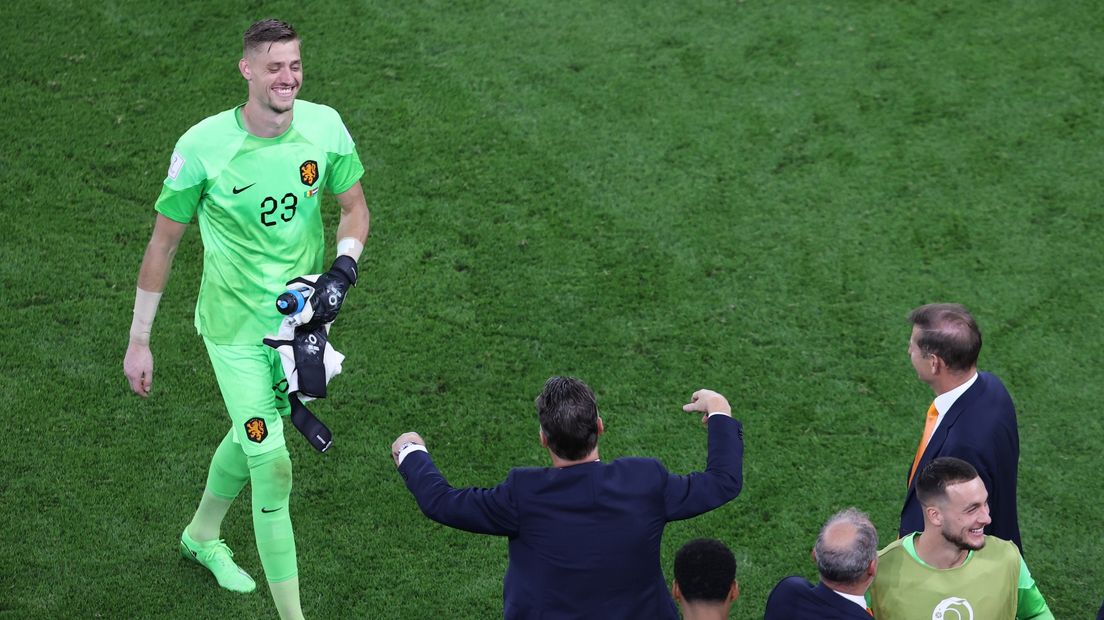 Andries Noppert loopt na afloop van Nederland - Senegal naar de zijkant