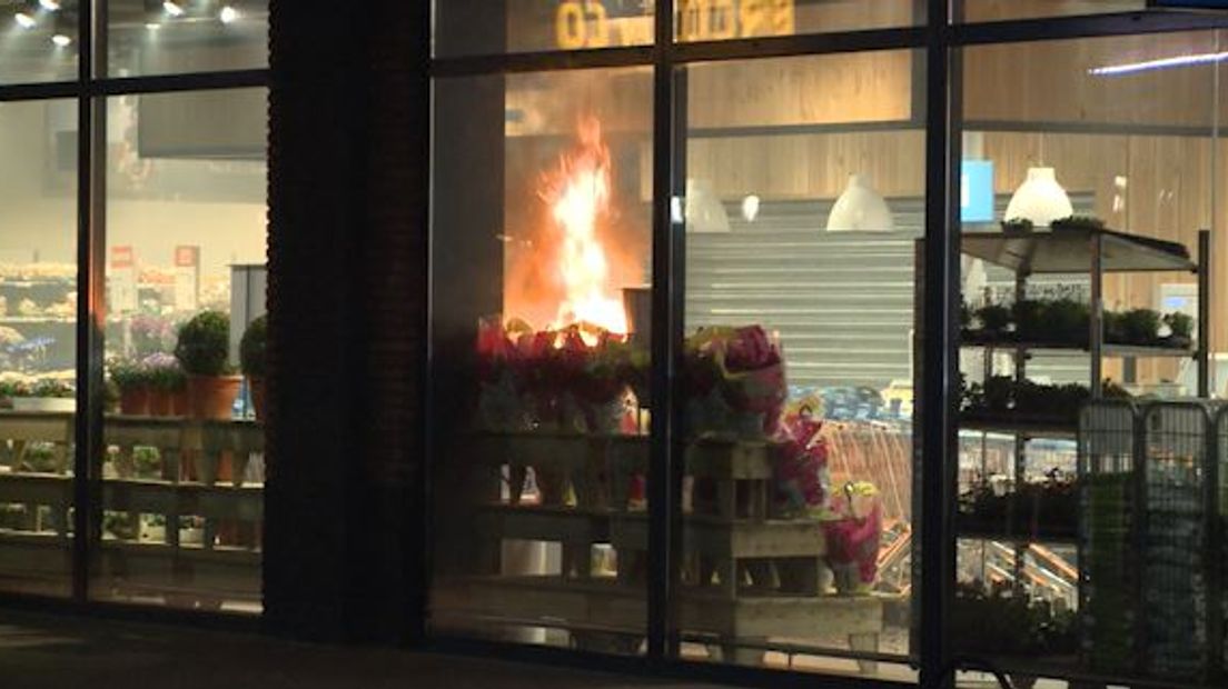 In de nacht van donderdag op vrijdag hebben criminelen geprobeerd om de pinautomaat die in de Albert Heijn aan de Parkweide in Ede zit, op te blazen. De schade is enorm. Overal ligt glas en de brandweer heeft een brand moeten blussen. Er stond dikke rook in de hele winkel.