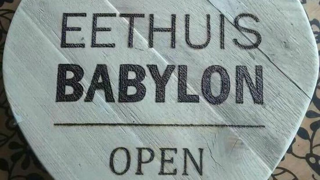 Eethuis Babylon in Barneveld is op zoek naar een nieuwe naam. Dat komt omdat christelijke inwoners van Barneveld zich stoorden aan de naam Babylon. Het gevelbord is inmiddels van de buitenmuur geschroefd.