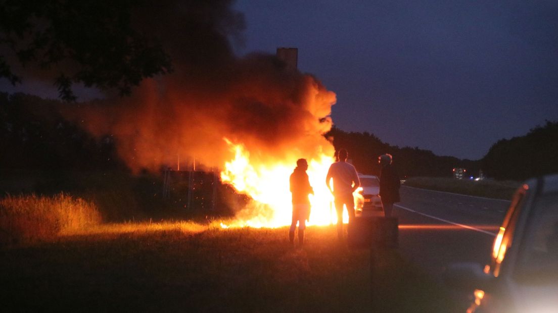 Bij de uitslaande autobrand langs de A7 kwam veel rook vrij