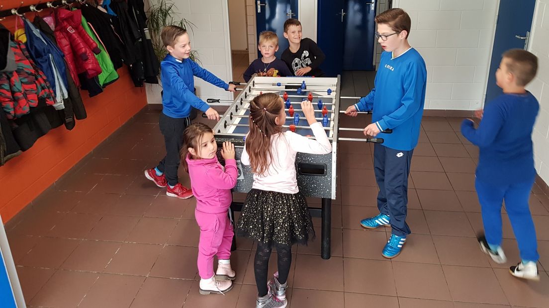 Kinderen van de kinderopvang en basisschool De Statie worden opgevangen in een voetbalkantine