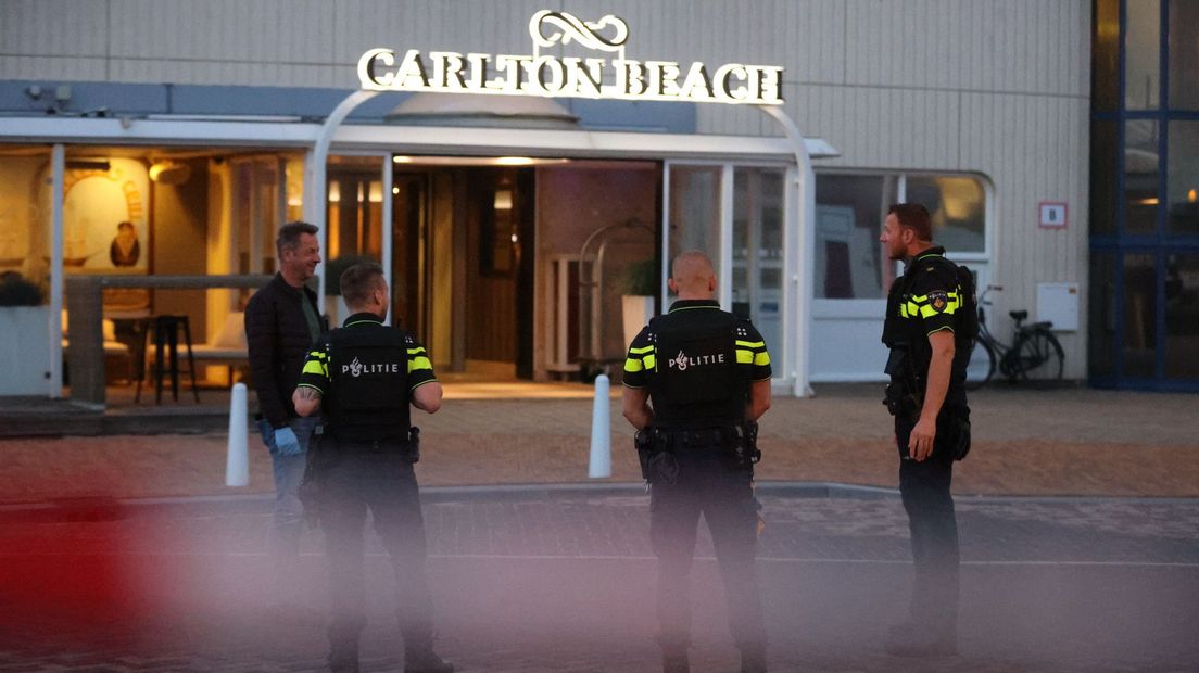 De politie staat bij de ingang van het hotel