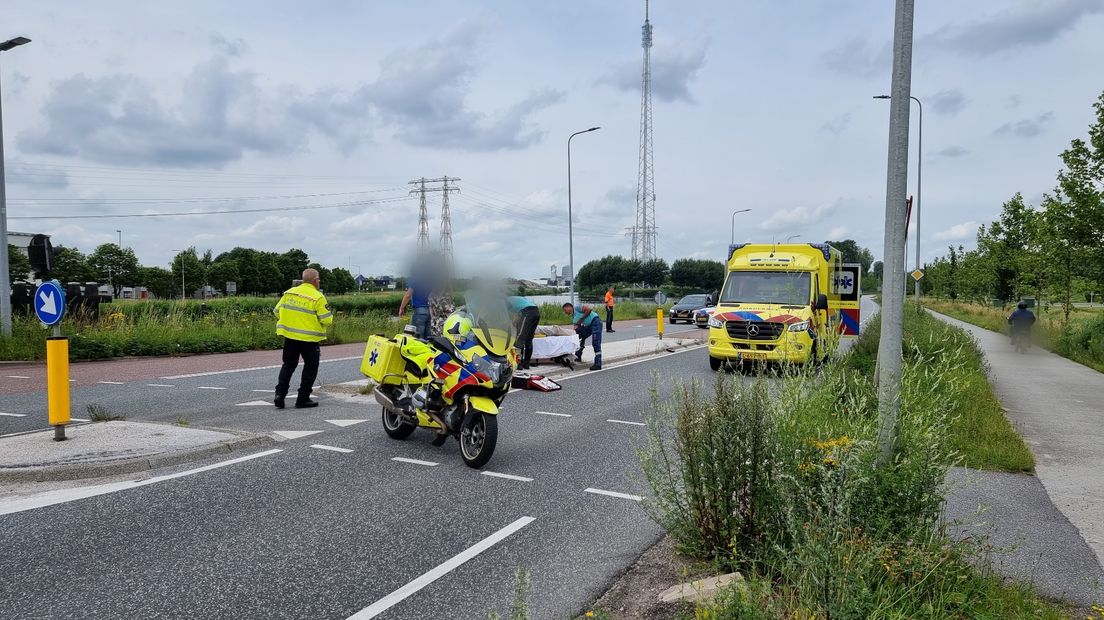 Ambulancepersoneel verleent hulp na het ongeluk op de Winschoterweg in Groningen