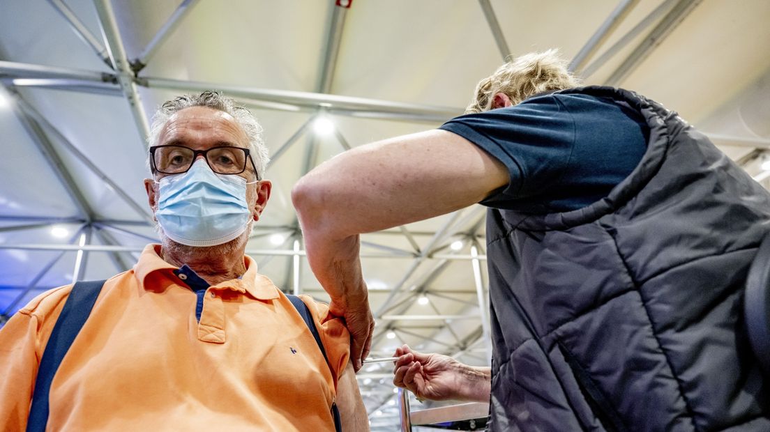 Een man krijgt een vaccinatie tegen corona toegediend