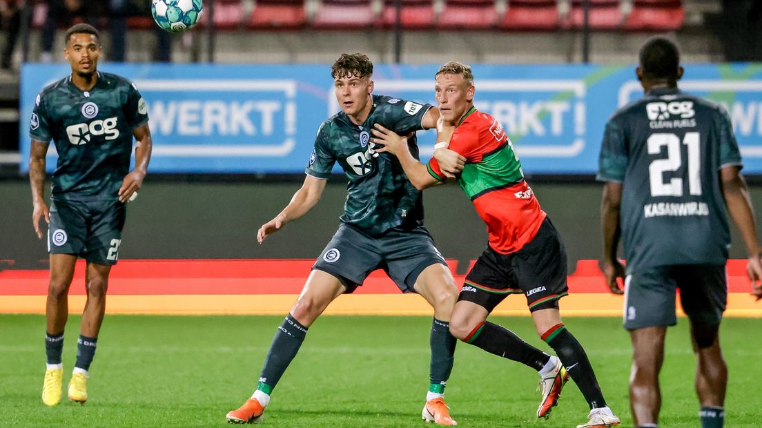 Strand Larsen tegen NEC in een duel om de bal
