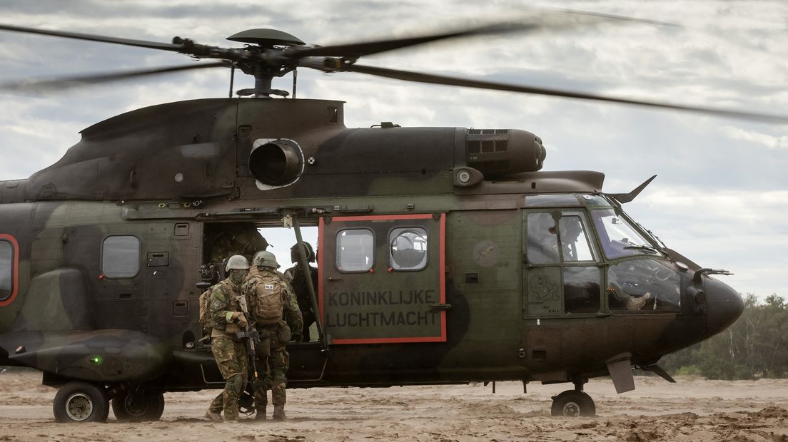 Soldaten bij een legerhelikopter (archief)
