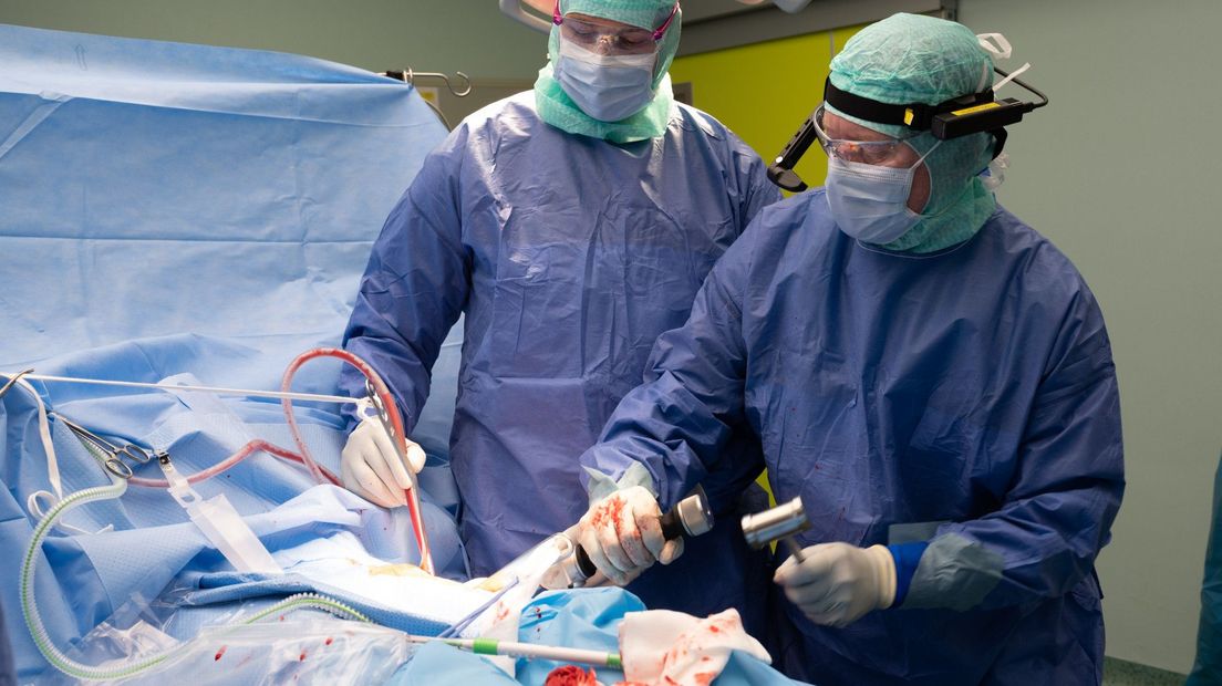 Chrirurg Hans Erik Henkus aan het werk tijdens de heupoperaties