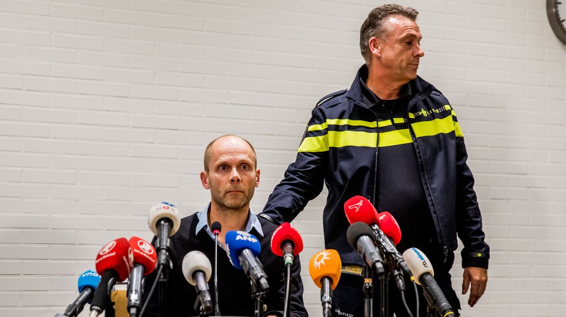 Hans Faber, oom van Anne, en politiewoordvoerder Bernhard Jens tijdens de persconferentie over de vondst van de vermiste Anne Faber.