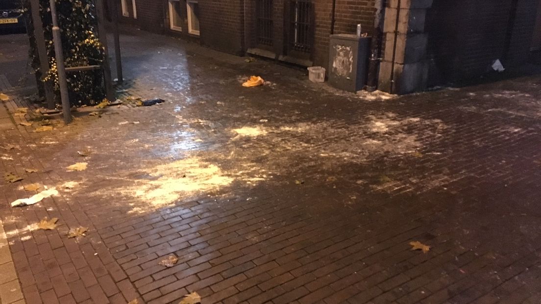 De politie in Nijmegen heeft woensdagavond tijdelijk een straat in het centrum afgezet vanwege ongeregeldheden. Aanleiding was het naderende sinterklaasfeest.