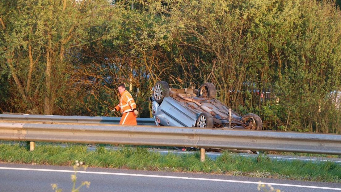 Auto op de kop op A1 bij Hengelo