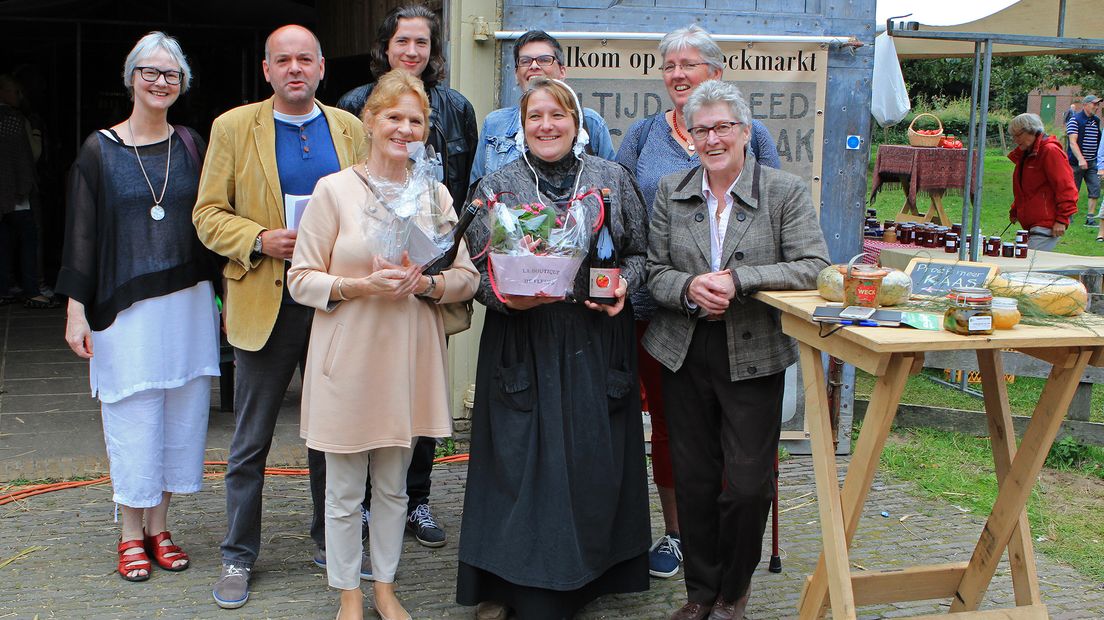 De winnares (in beige jas) met jury