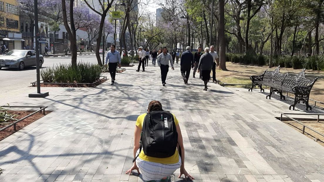 Annelies Hemeltjen filmt op straat in Mexico-Stad