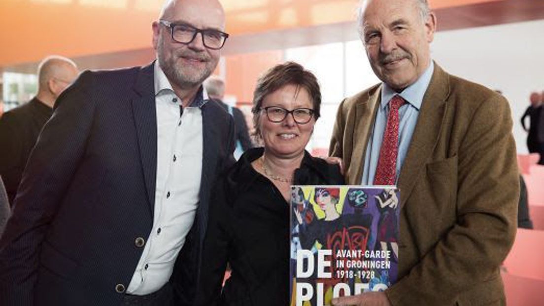 Directeur Bluhm, eindredacteur De Vries en Van Os met het eerste exemplaar
