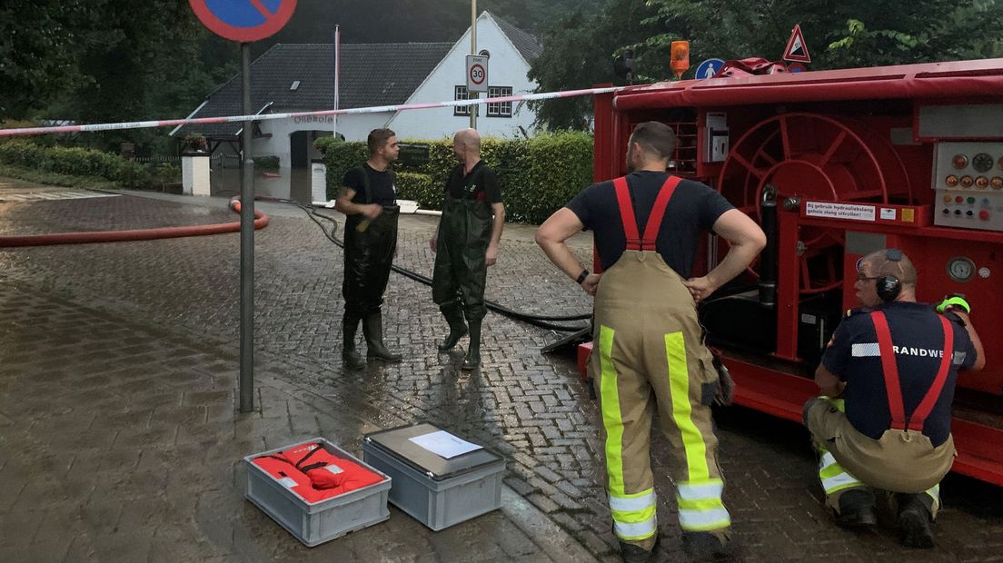 Brandweer begonnen met wegpompen water uit Oliemolen Heerlen nr 2 (13 jul 2021)