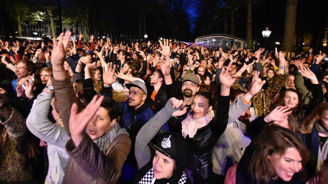 Het publiek op het Lange Voorhout tijdens Koningsnacht