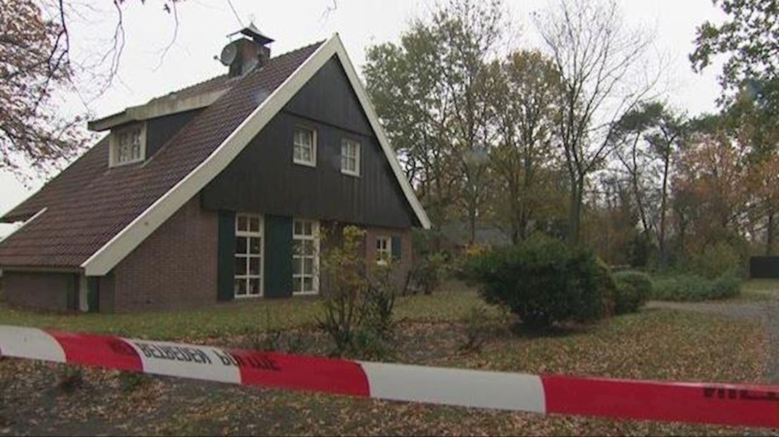 De woning aan de rand van Wierden waar de door geweld van het leven beroofde opa werd aangetroffen