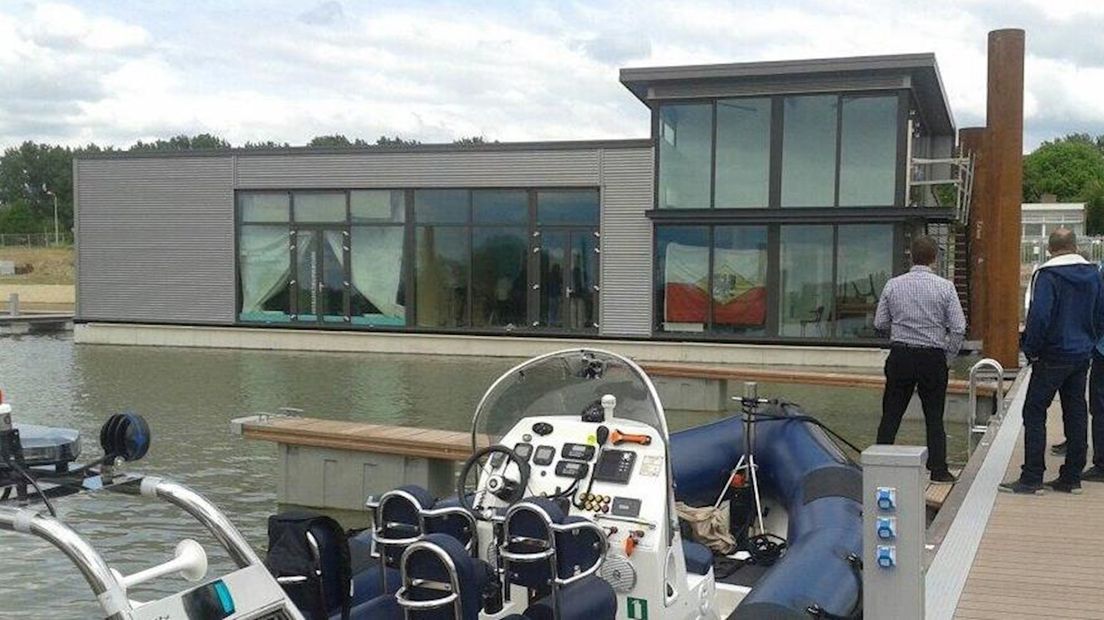 Clubhuis watersportverenigingen Deventer via water verplaatst