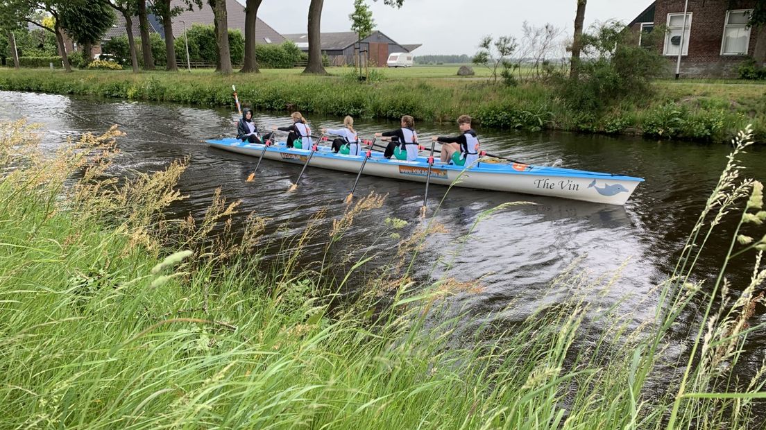 Jongens en meisjes van een roeivereniging uit Steenwijk roeien naar Assen.
(Rechten: RTV Drenthe/Marjolein Lauret)