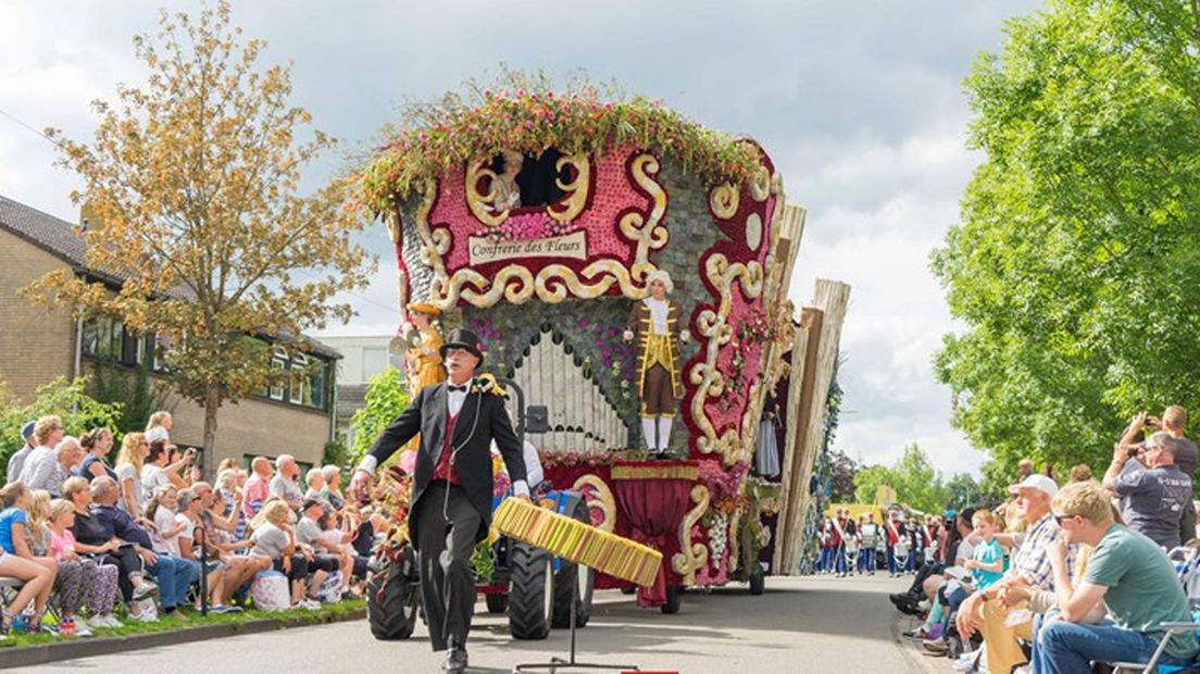 Eén van de praalwagens tijdens de Eelder bloemencorso in 2016