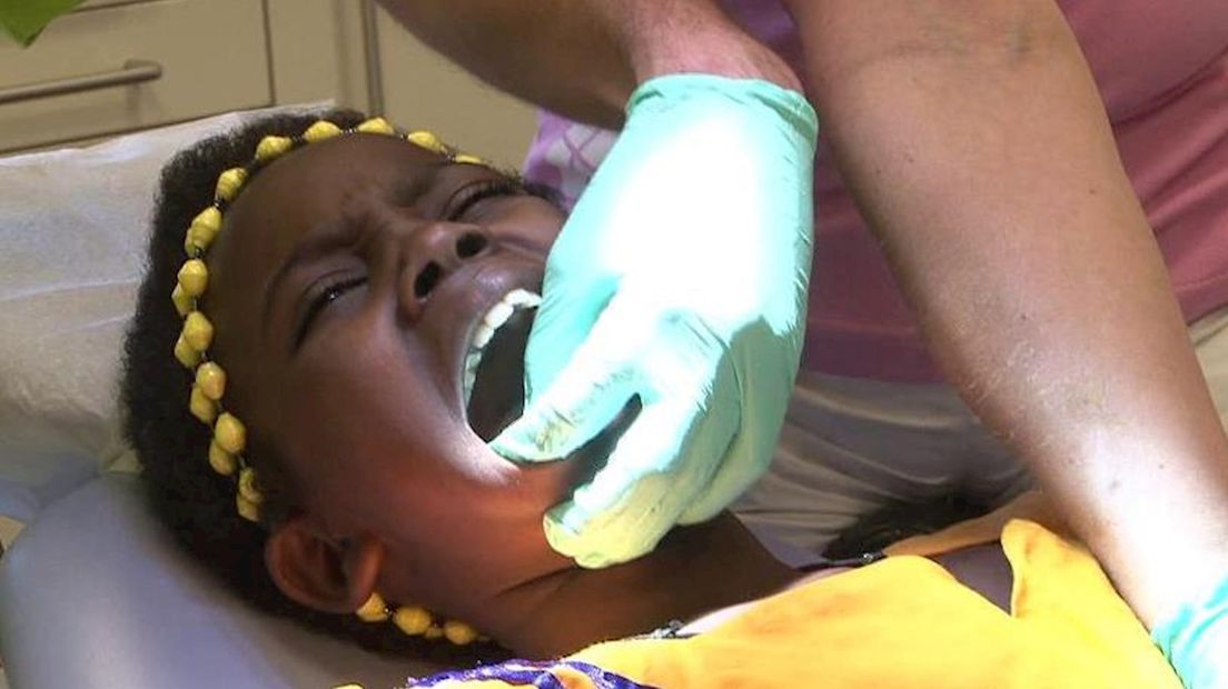 Kinderen uit Uganda naar tandarts in Deventer