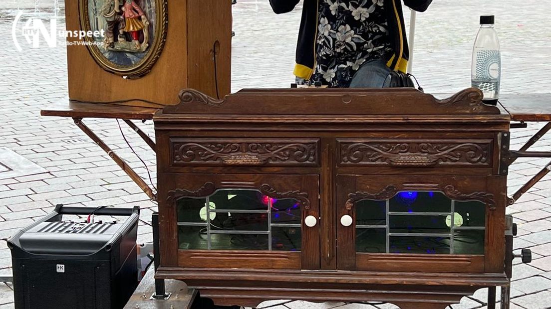 de vrolijke ‘DJ’ met zijn antieke muziekkast