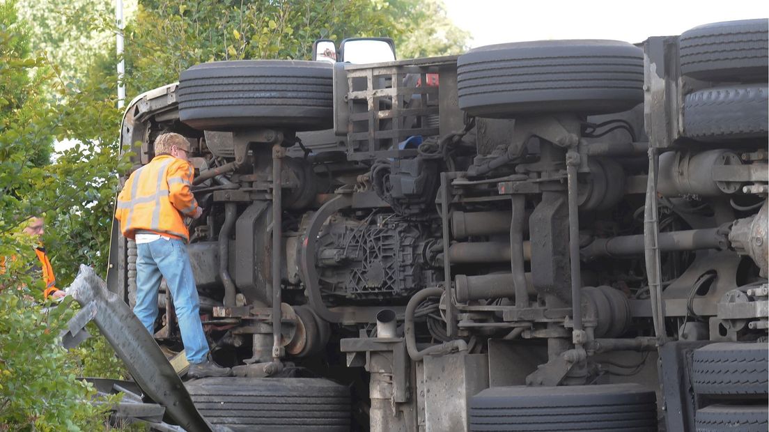 Vrachtwagen op zijn kant op N35