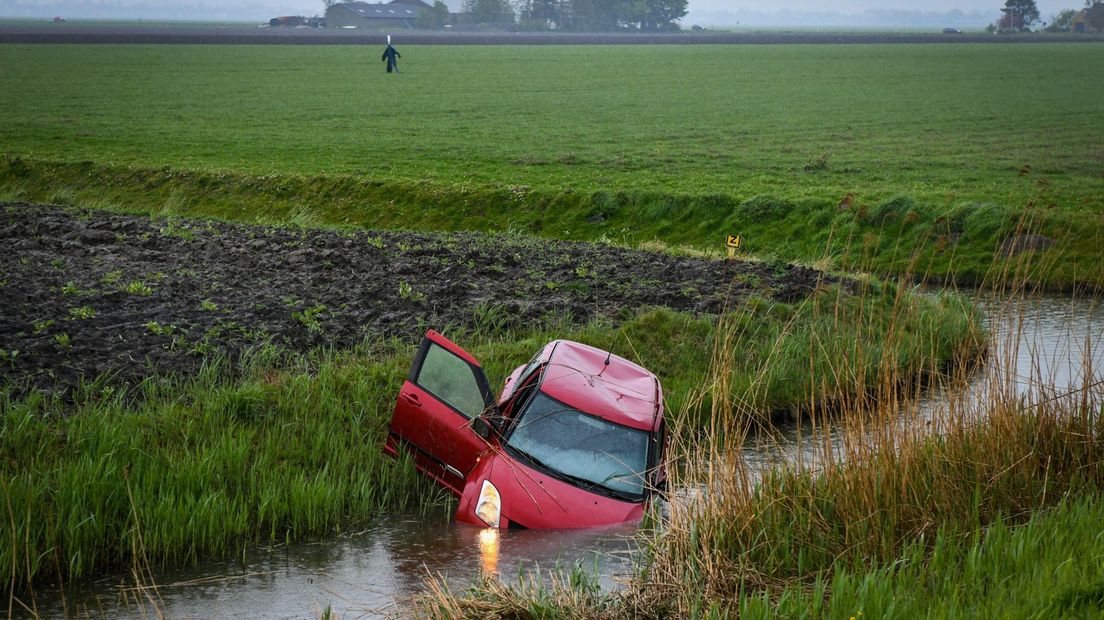 De auto reed het water in langs de N207