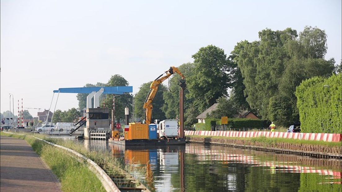 Op meerdere plekken langs het kanaal worden doorgeroeste damwanden vervangen
