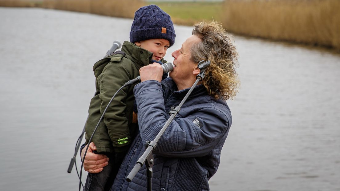 Grutto Krijgt Muzikaal Welkom In Easterlittens - Omrop Fryslân