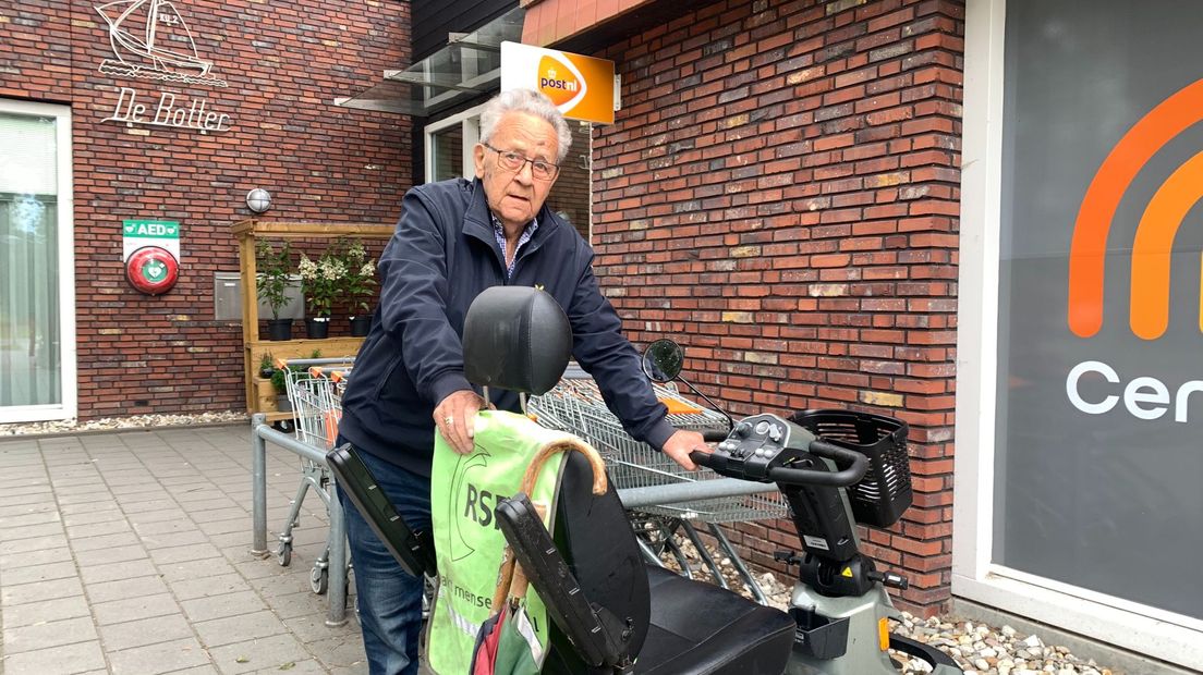 Vase klant Wim Boerstra bij de supermarkt in Kuinre