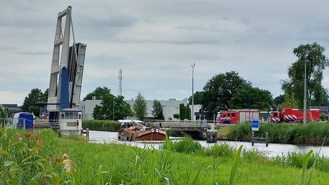 Fire brigade hindered by open bridge on the way to barn fire Nieuwe Pekela (update)