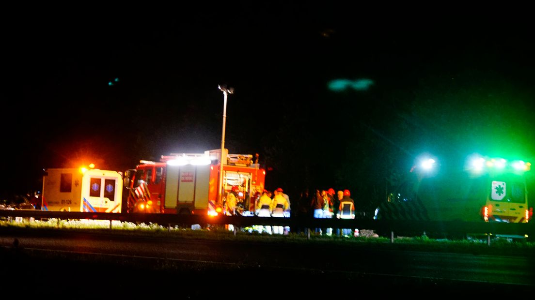Twee ambulance's en een brandweerauto op de plek van het ongeval.