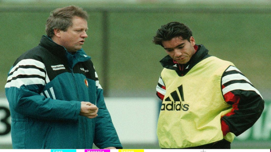Arie Haan als trainer van Feyenoord met een jonge Giovanni van Bronckhorst