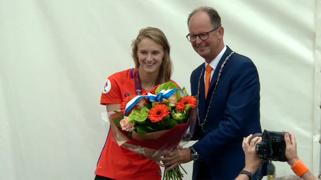Vivianne Miedema heeft de erepenning van Hoogeveen gekregen (Rechten: RTV Drenthe)