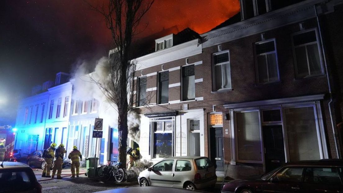 De brand lijkt in verschillende woningen te zitten
