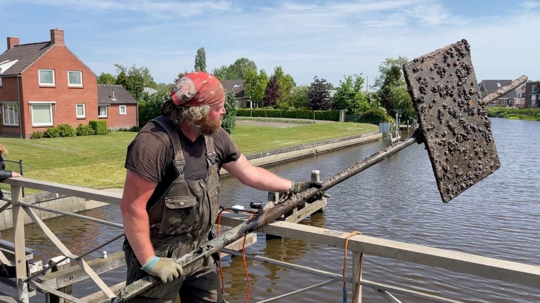 Magneetvisser Jan Duurt Dijkman vist een verkeersbord uit het Hunsingokanaal