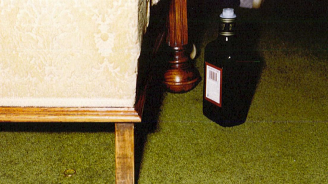 De fles amaretto in de woonkamer