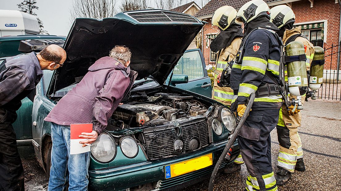 De brandweer kon voorkomen dat de auto volledig uitbrandde.