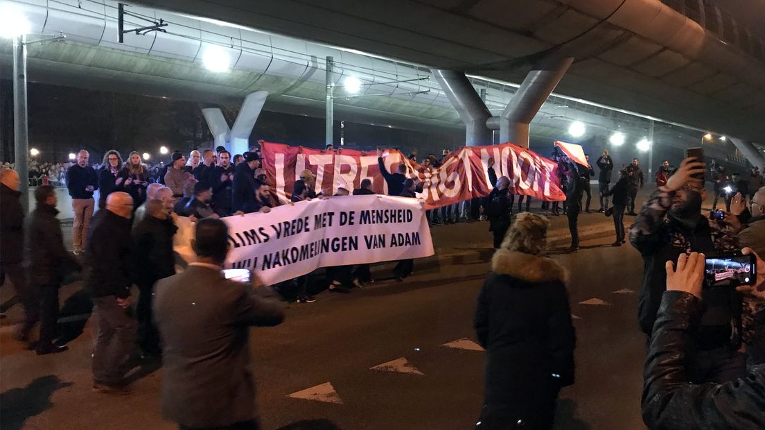 Twee spandoeken, één Utrecht.