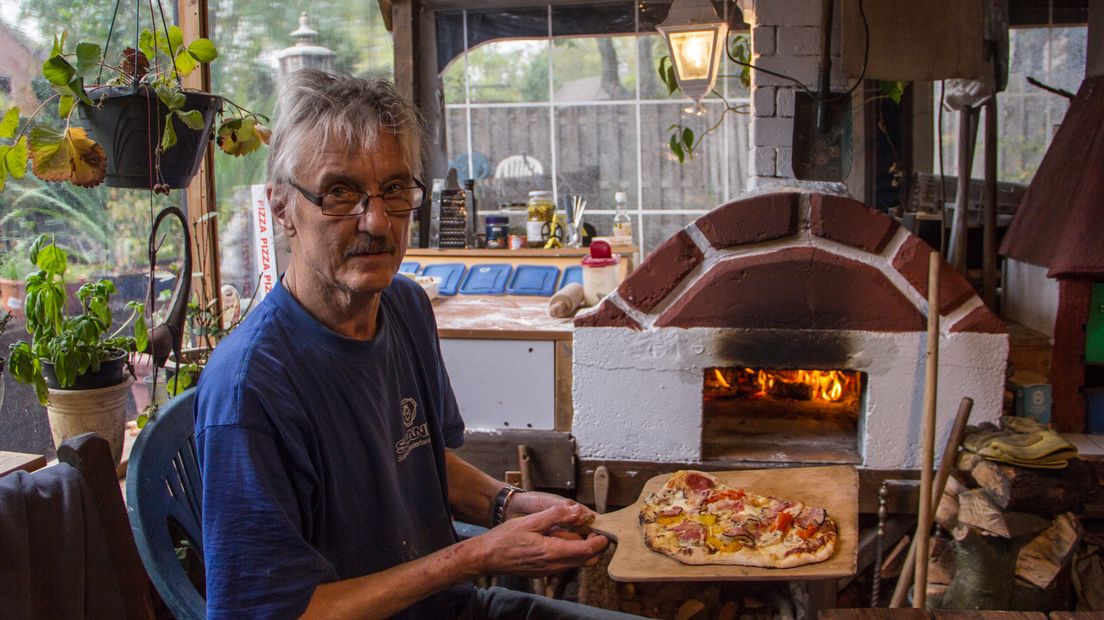 Geert van der Woude in zijn zelfgebouwde mini-pizzeria (Rechten: Robbert Oosting / RTV Drenthe)