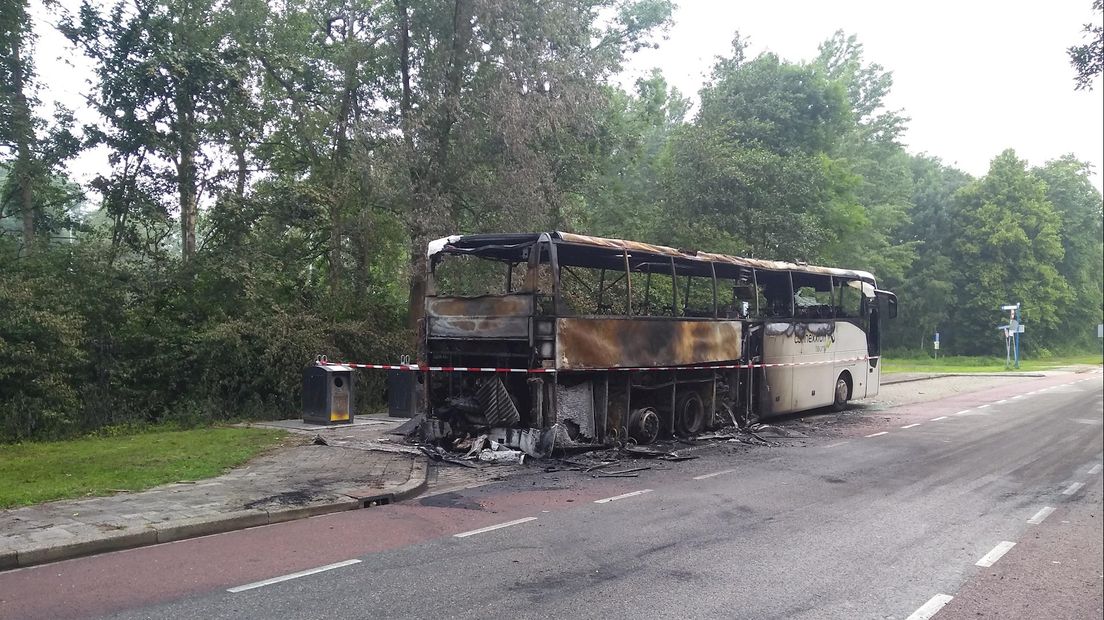 De touringcar in Kampen bleek niet meer te redden door de brandweer
