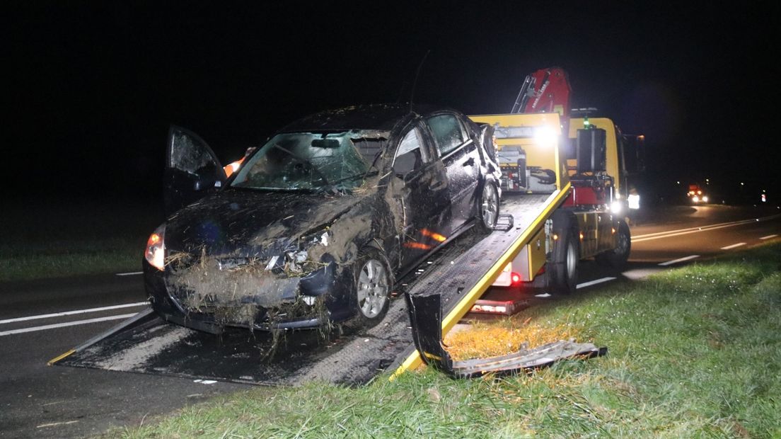Auto die in sloot belandde bij Biggekerke wordt geborgen