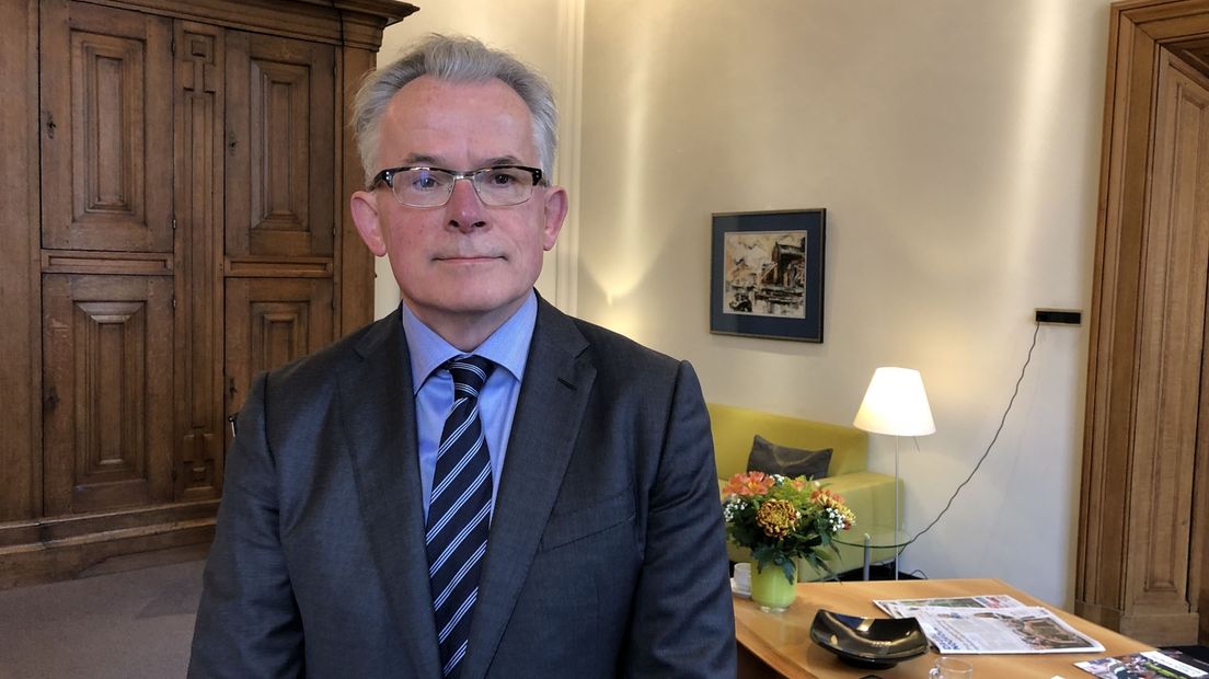 Burgemeester Koen Schuiling in zijn werkkamer