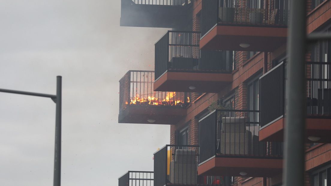 De brand woedde op het balkon
