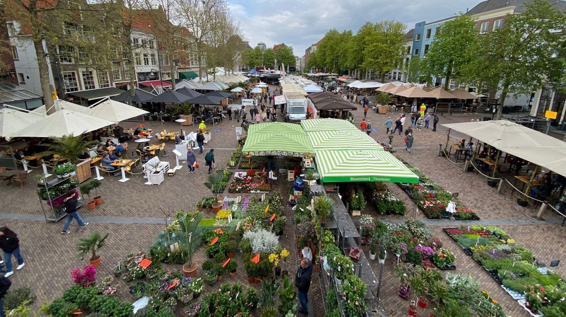 De markt en terrassen in Deventer op De Brink